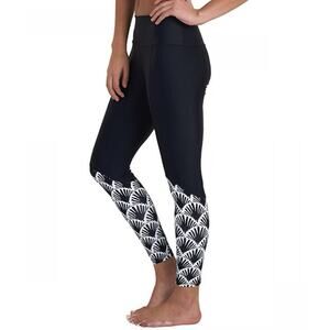 NWT Seea Women’s Surf Leggings XS Black & White Shell Print Sold Out Style